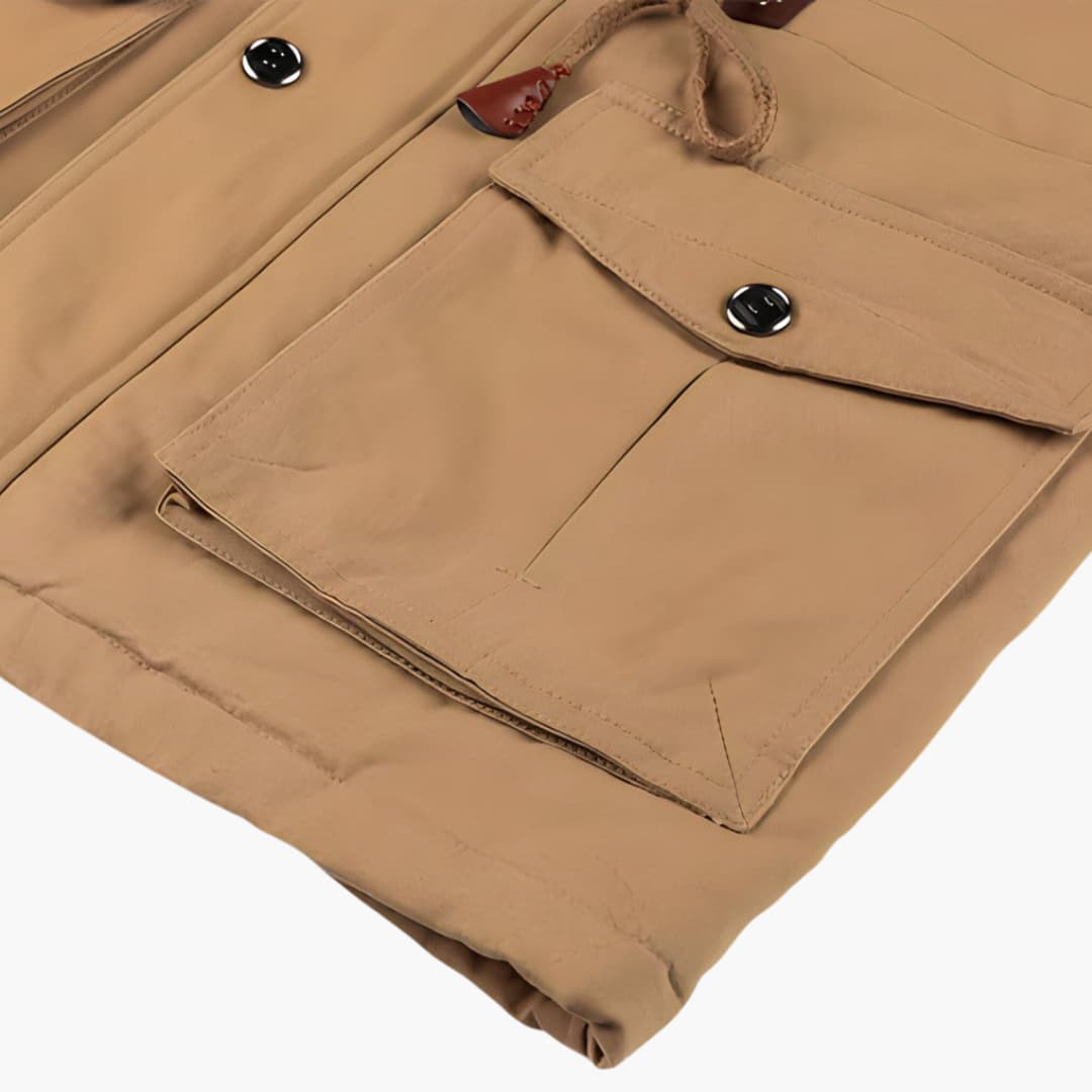 Herrenjacke im Militärstil mit Kapuze und mehreren Taschen