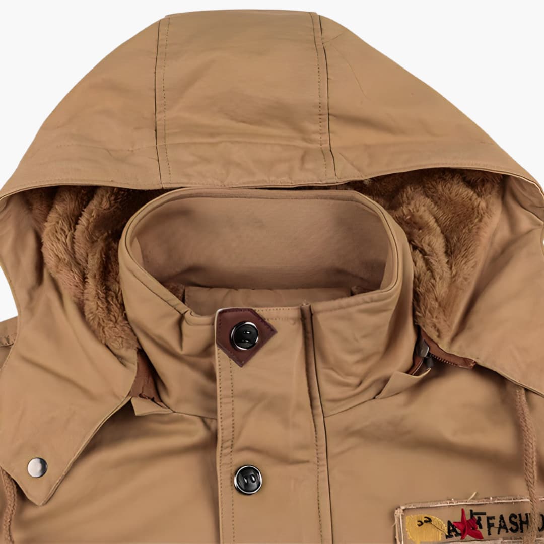 Herrenjacke im Militärstil mit Kapuze und mehreren Taschen
