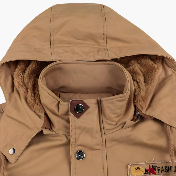Herrenjacke im Militärstil mit Kapuze und mehreren Taschen