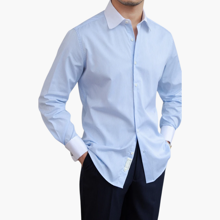 Gestreiftes Herrenhemd mit Kontrastkragen und geknöpften Manschetten