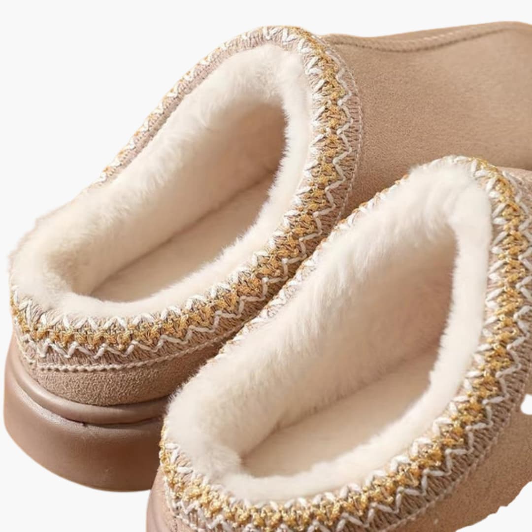 Damen-Hausschuhe mit Plüschfutter und gemustertem Besatz