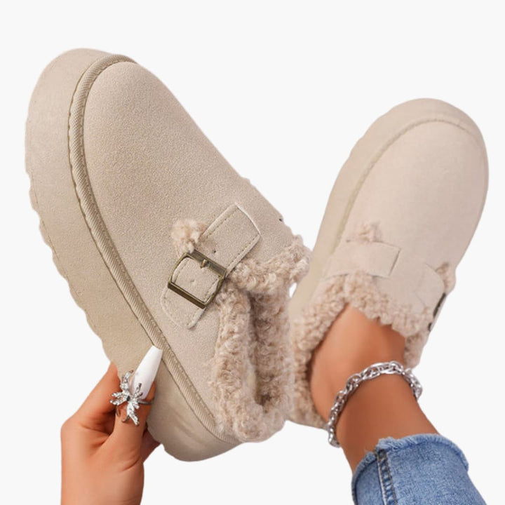 Damen hausschuhe mit Plüschfutter und Schnallenriemen