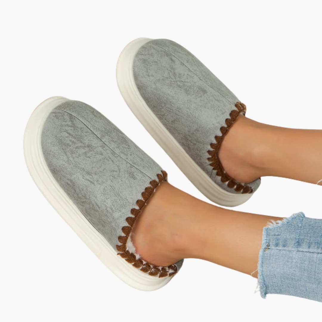 Damenhausschuhe mit Plüschfutter und Ziernaht