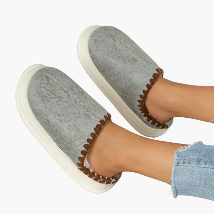 Damenhausschuhe mit Plüschfutter und Ziernaht