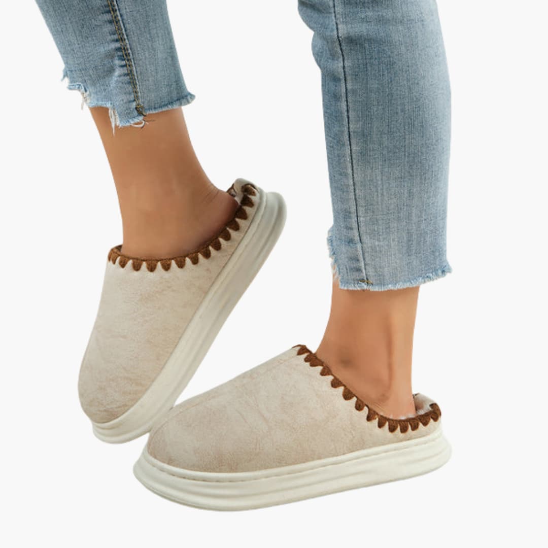 Damenhausschuhe mit Plüschfutter und Ziernaht