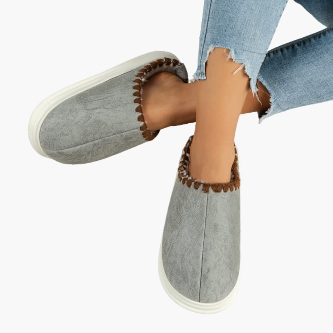 Damenhausschuhe mit Plüschfutter und Ziernaht