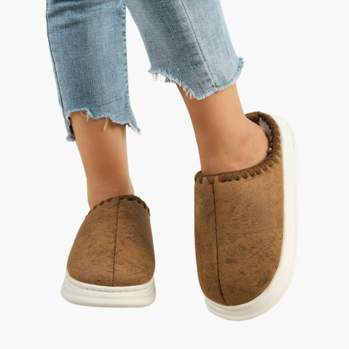 Damenhausschuhe mit Plüschfutter und Ziernaht