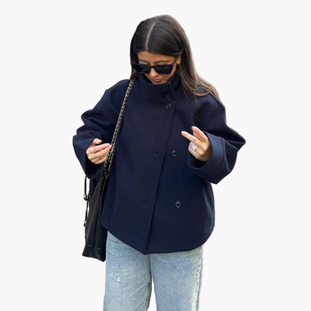 Damenjacke mit breitem Kragen und Knopfverschluss