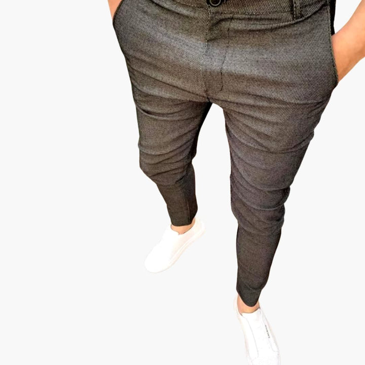 Herrenhose mit Gürtelschlaufen und konisch zulaufenden Beinen