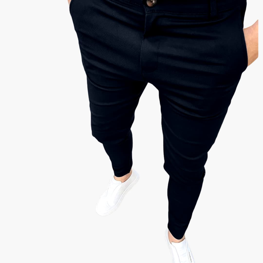 Herrenhose mit Gürtelschlaufen und konisch zulaufenden Beinen