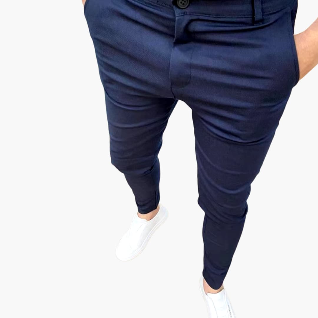 Herrenhose mit Gürtelschlaufen und konisch zulaufenden Beinen