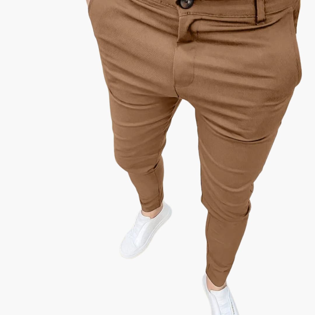Herrenhose mit Gürtelschlaufen und konisch zulaufenden Beinen