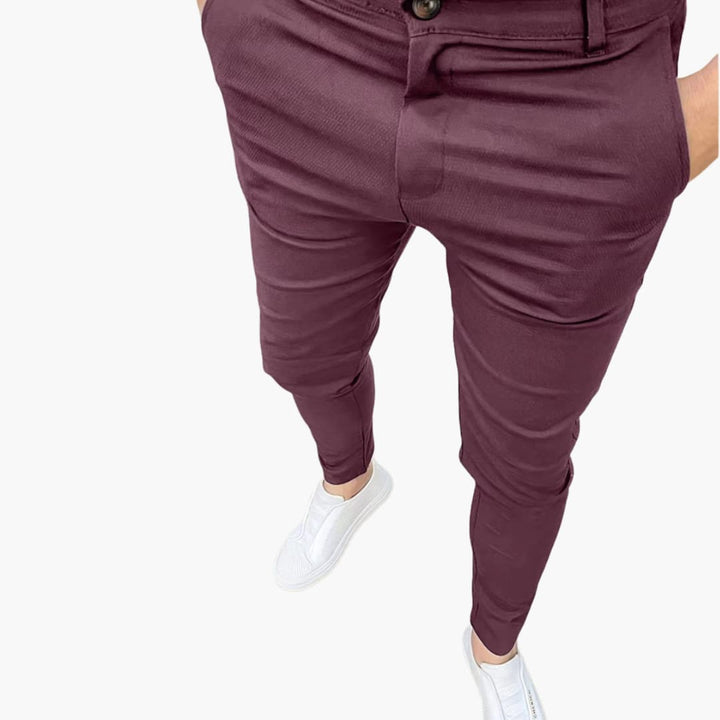 Herrenhose mit Gürtelschlaufen und konisch zulaufenden Beinen