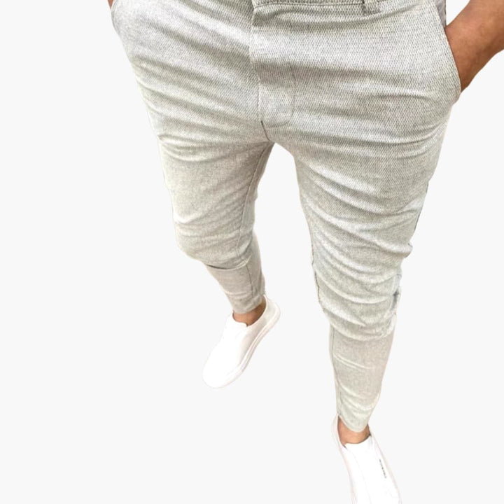 Herrenhose mit Gürtelschlaufen und konisch zulaufenden Beinen