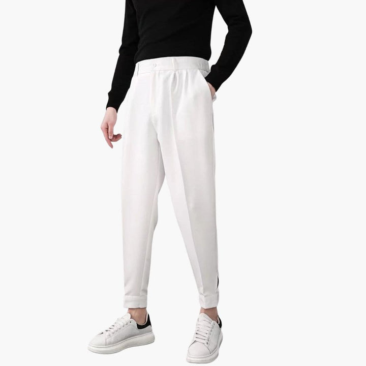 Herrenhose mit Knopfverschluss und Seitentaschen