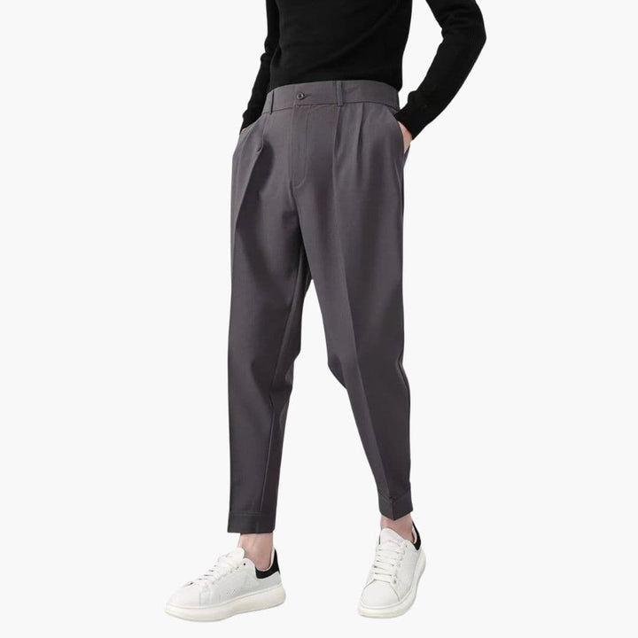 Herrenhose mit Knopfverschluss und Seitentaschen