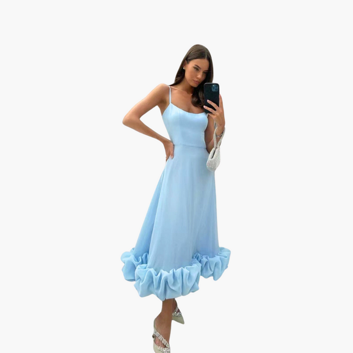 Elegantes fließendes Kleid für Frauen - mit Rüschen am Saum