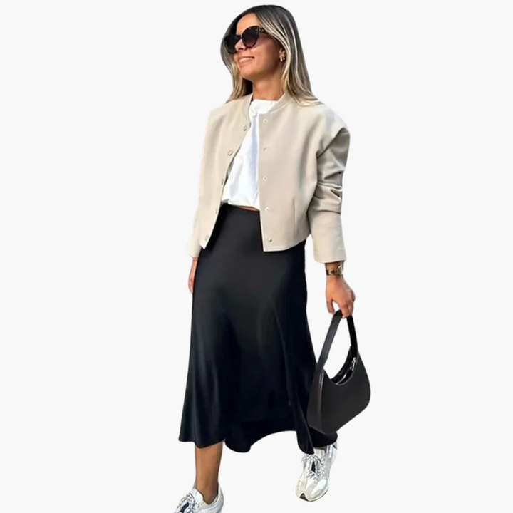 Jacke für Damen mit Rock und Sneakers für Freizeitlook