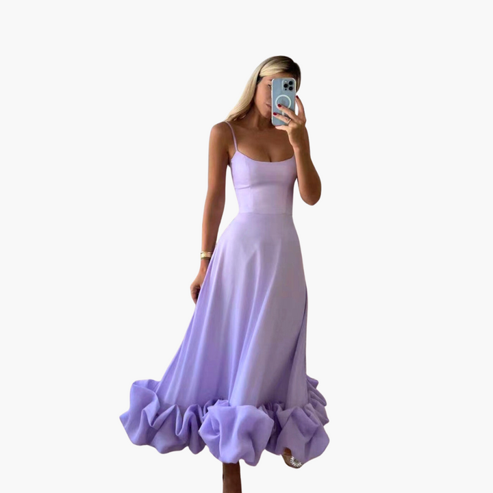Elegantes fließendes Kleid für Frauen - mit Rüschen am Saum