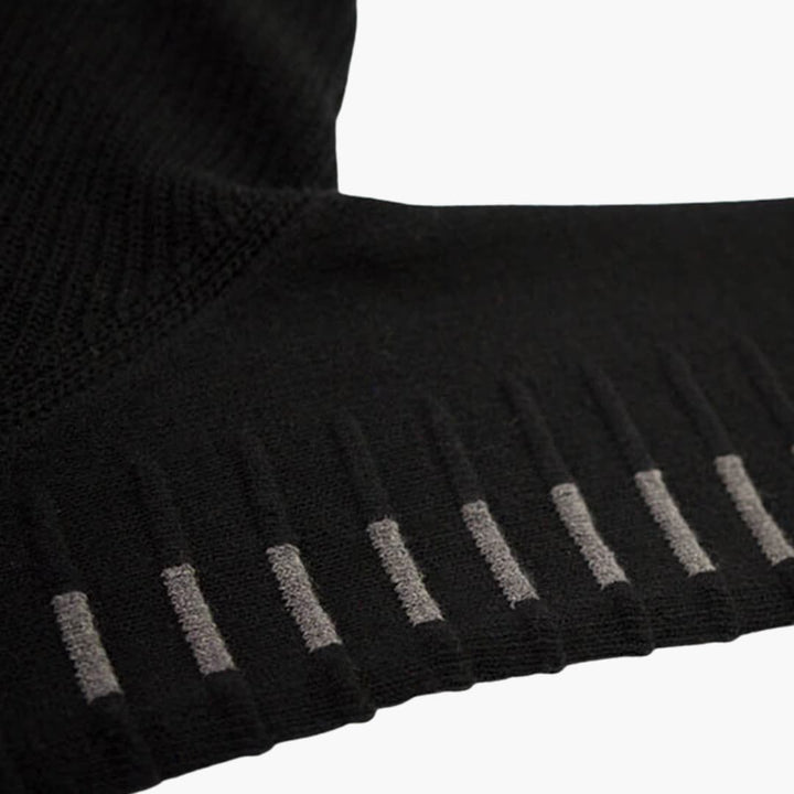 Herren pullover mit Rundhalsausschnitt und Streifen an den Ärmeln