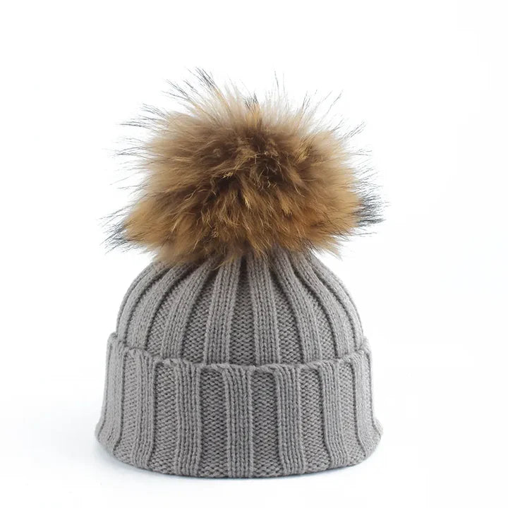 Damen Strickmütze mit Bommel und gleichmäßiger Oberfläche
