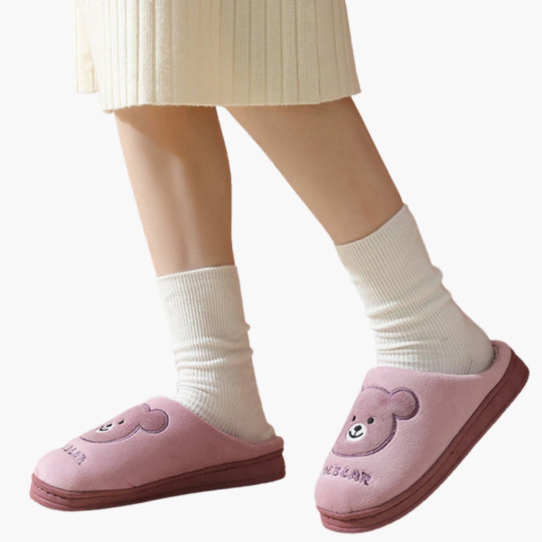 Damenhausschuhe mit Plüschfutter und Bärenstickerei