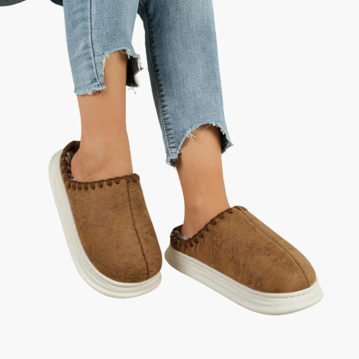 Damenhausschuhe mit Plüschfutter und Ziernaht