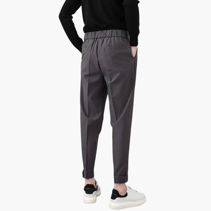 Herrenhose mit Knopfverschluss und Seitentaschen